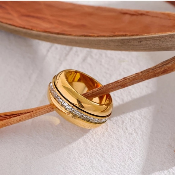 💛Gold plated chunky CZ ring - Picture 2 of 5